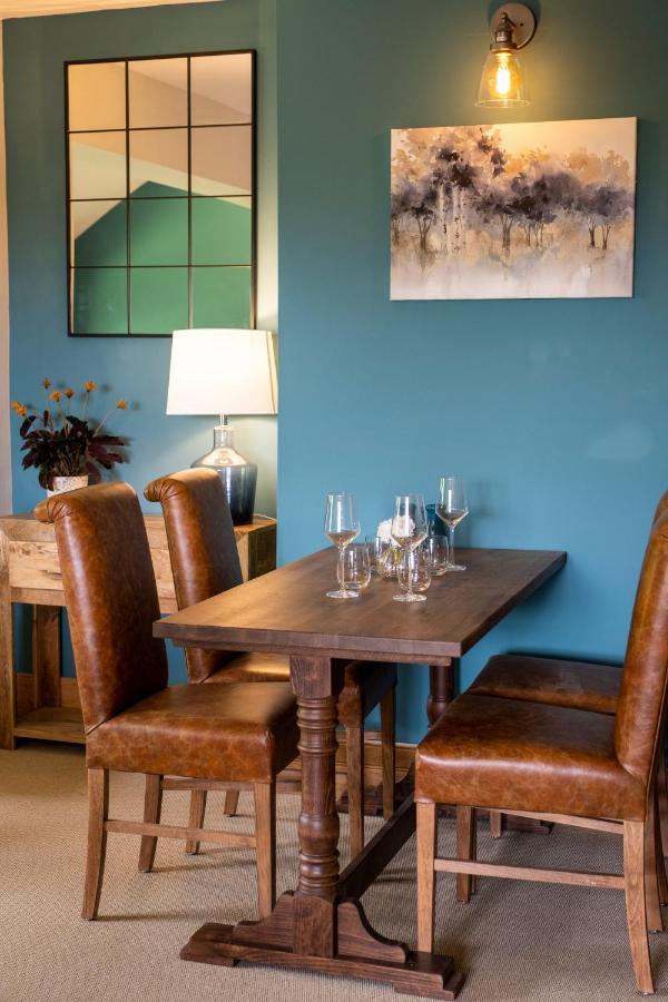 The Three Lions Hotel